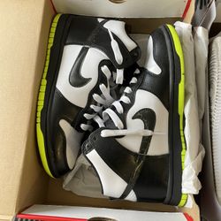 8 1/2 Nike air dunks, tennis shoes