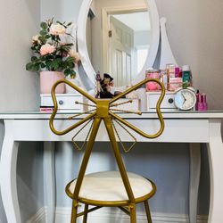 White Vanity Desk With Oval Mirror