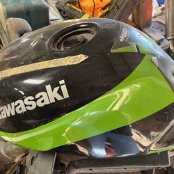 Zx6r 2000 Gas Tank 