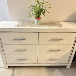 Dresser, with 6  drawers 