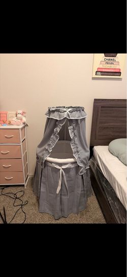 Baby bassinet with canopy
