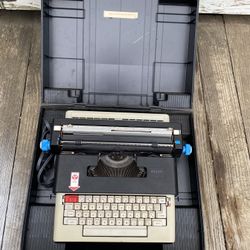 Olivetti Lettera 36 Type Writer