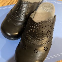Néw Womens Black Dansko Skylar Cut Out Mules Size 37