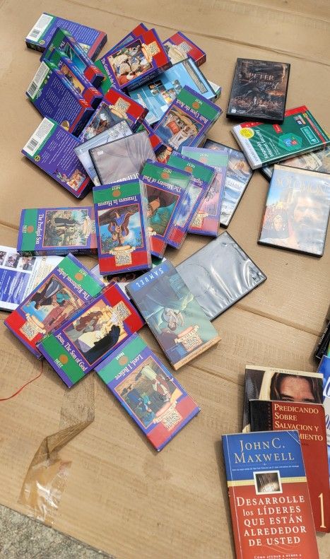 CHRISTINS VHS, DVD, BOOKS SPANISH/ ENGLISH