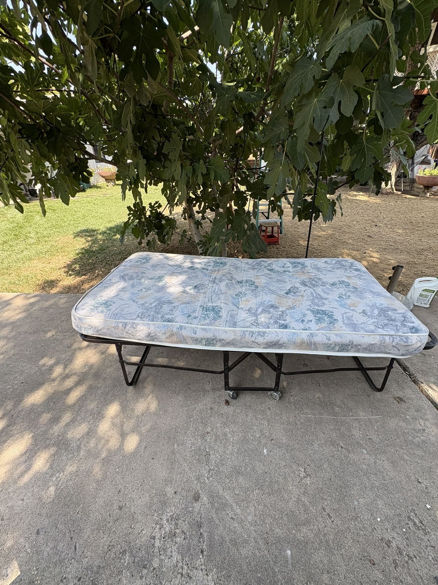 Twin size folding bed with mattress