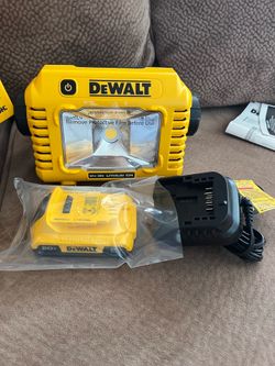 Lámpara dewalt 2000 luminets muy potente