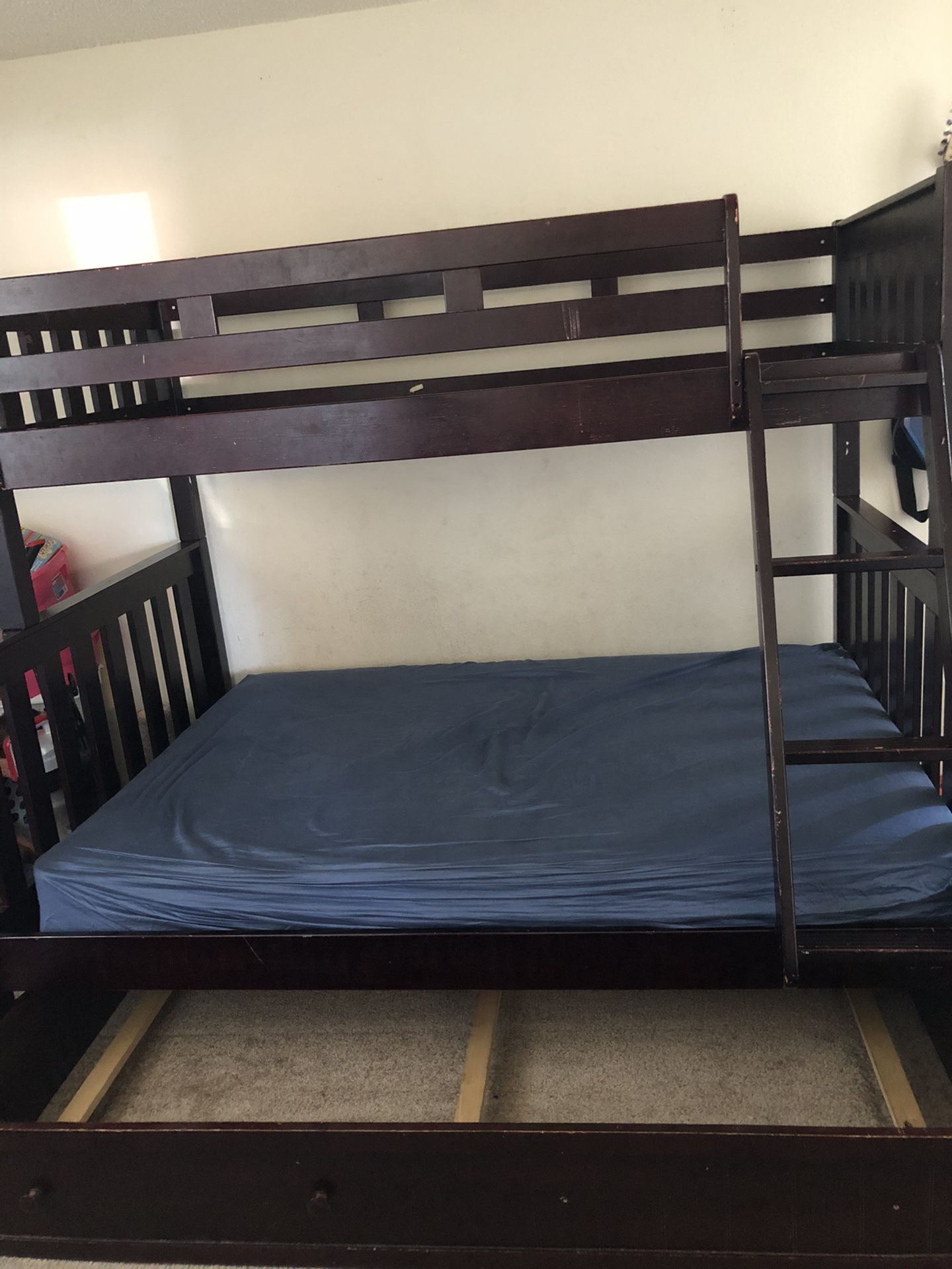Twin/full bunk bed with twin trundle bed. Includes 1 full mattress