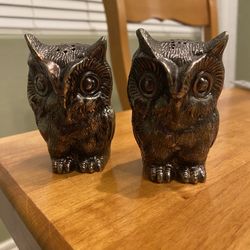 Vintage Metal owl salt and pepper shakers. 3 .5 x 2.5 inches. Cottage / Retro / Farmhouse/ dining.