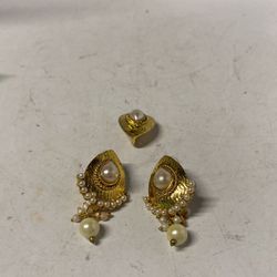 White pearl earrings and pendant In Golden setting 
