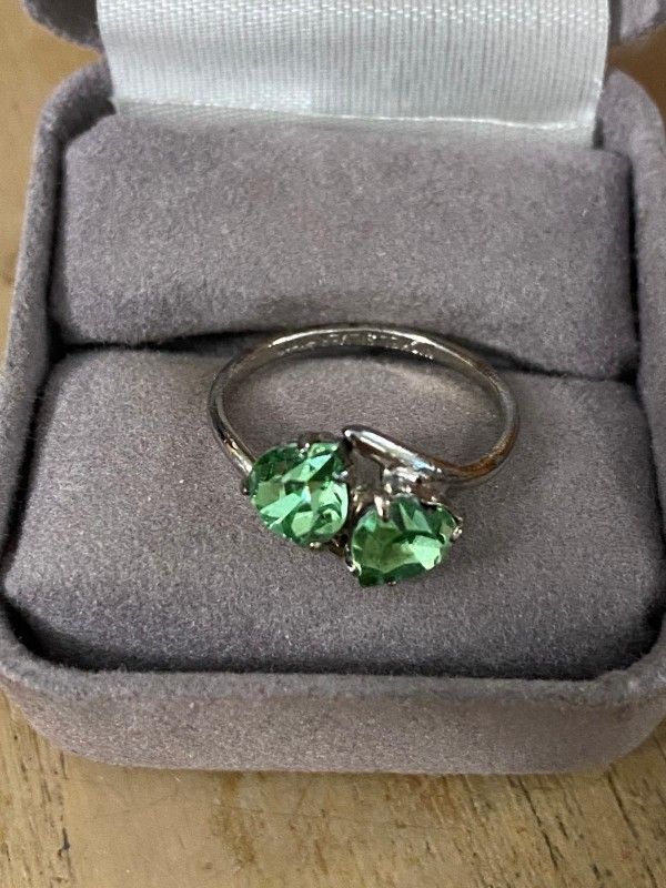 Anillo Stainless Size 7 Corazón Piedras Verdes Joyería Antigua