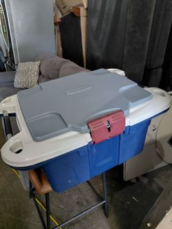 Rubbermaid ice chest