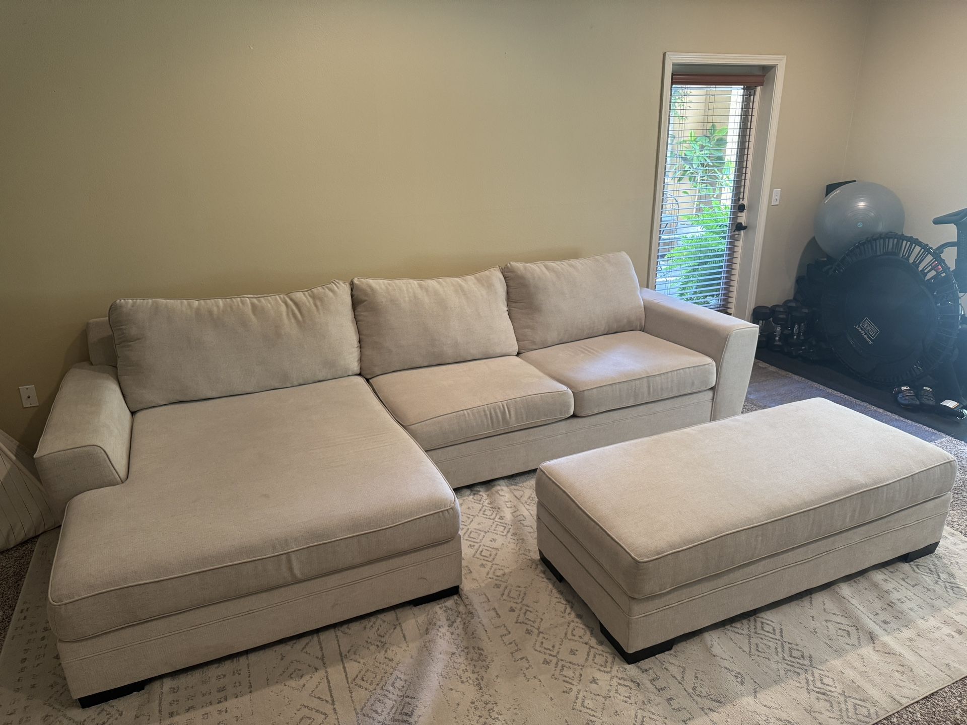 Sectional With Oversized Chaise And Ottaman