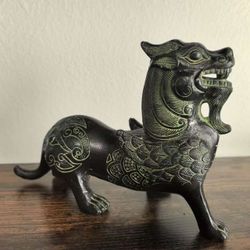  Antique-style home decor items, including Pixiu (mythical creature believed to attract wealth), decorative pieces, and collectibles.