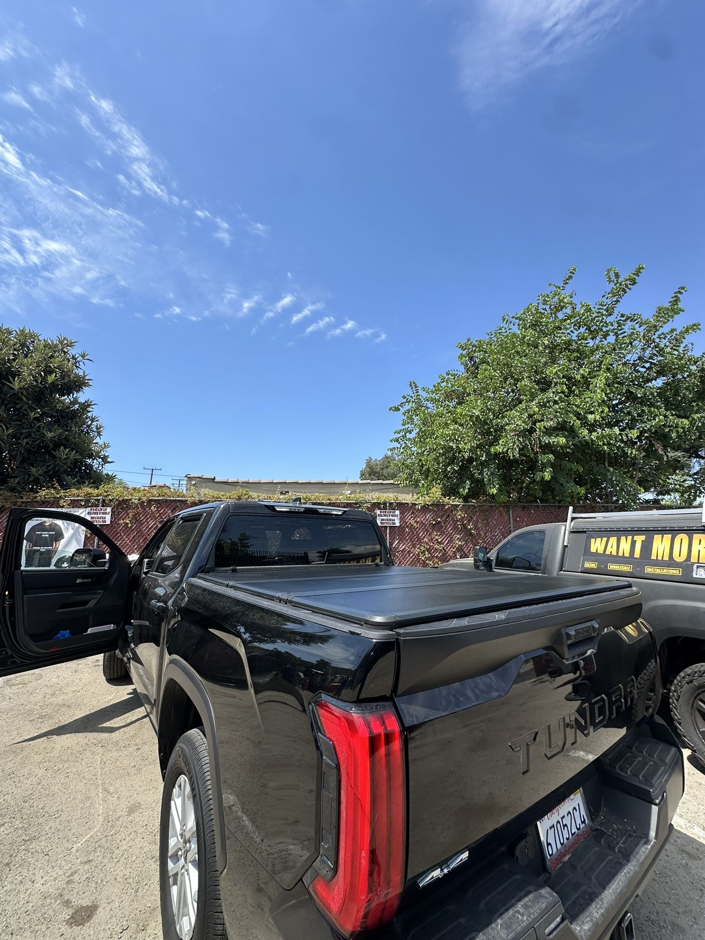 Toyota Tundra Short Bed Hard Cover Trifold