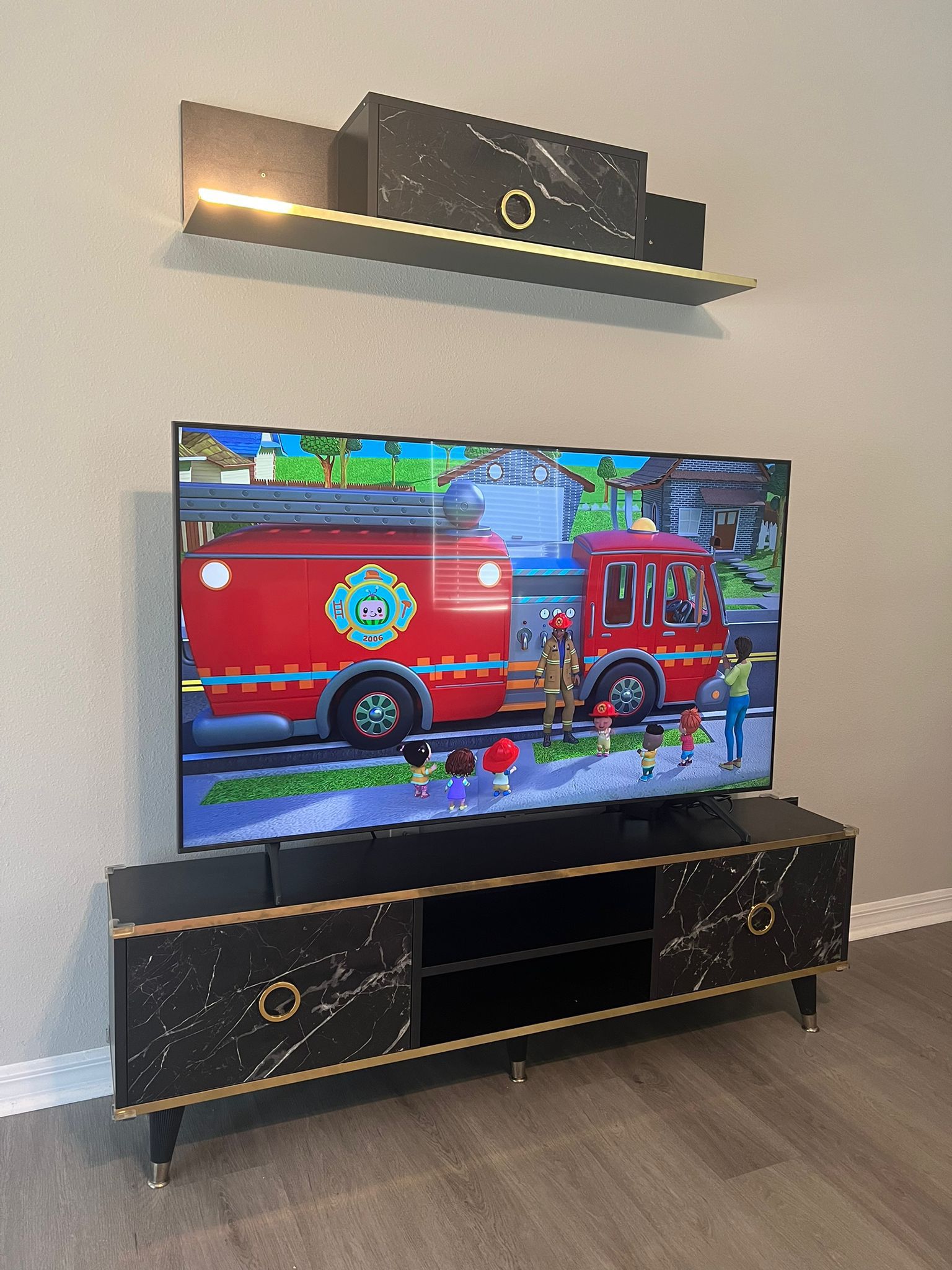 Tv Stand with Samsung Smart TV 