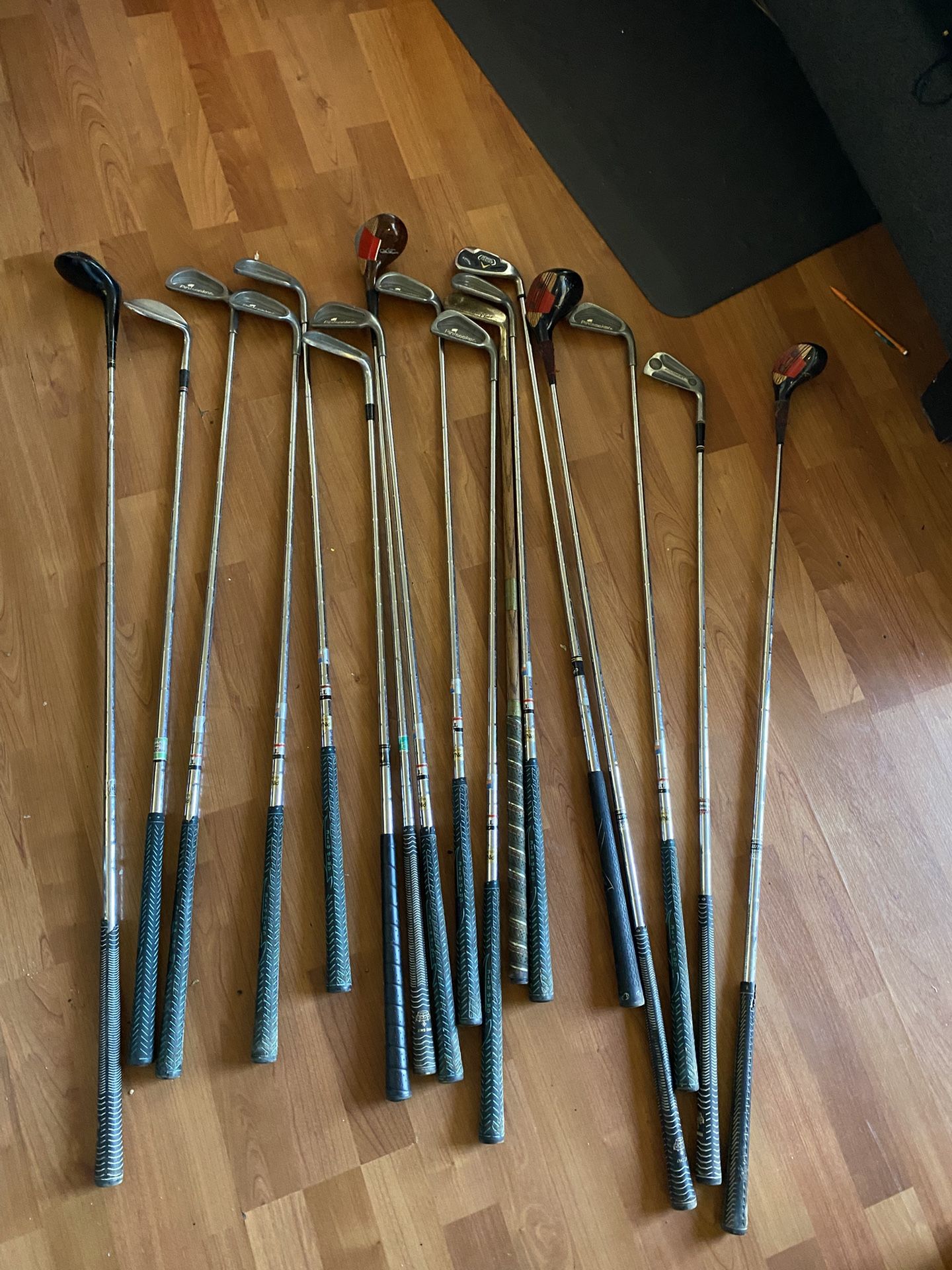 16 Golf Sticks