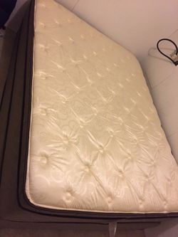 Queen size bed 250