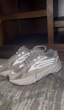 yeezy 700 v2 cream sz 8