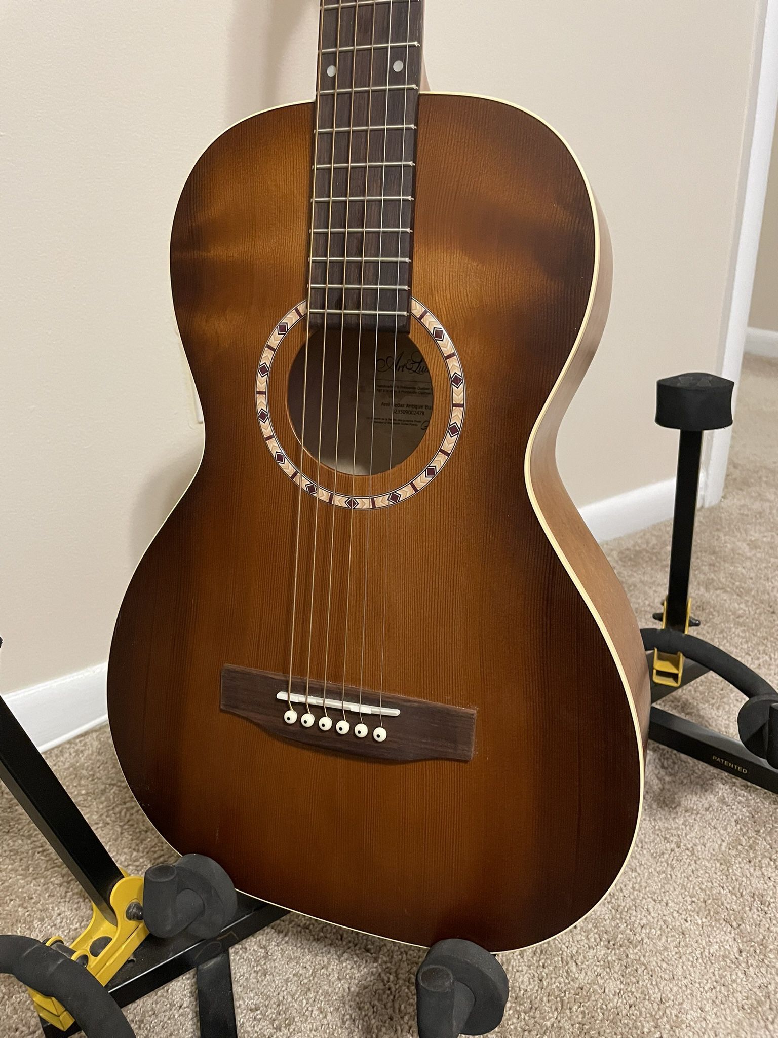 Art & Lutherie Parlor Guitar