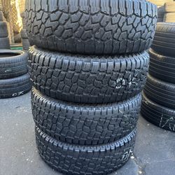 Tengo un Set de llantas en muy buenas condiciones, tres de una marca y una de una marca instaladas y balanceadas por el mismo precio $250