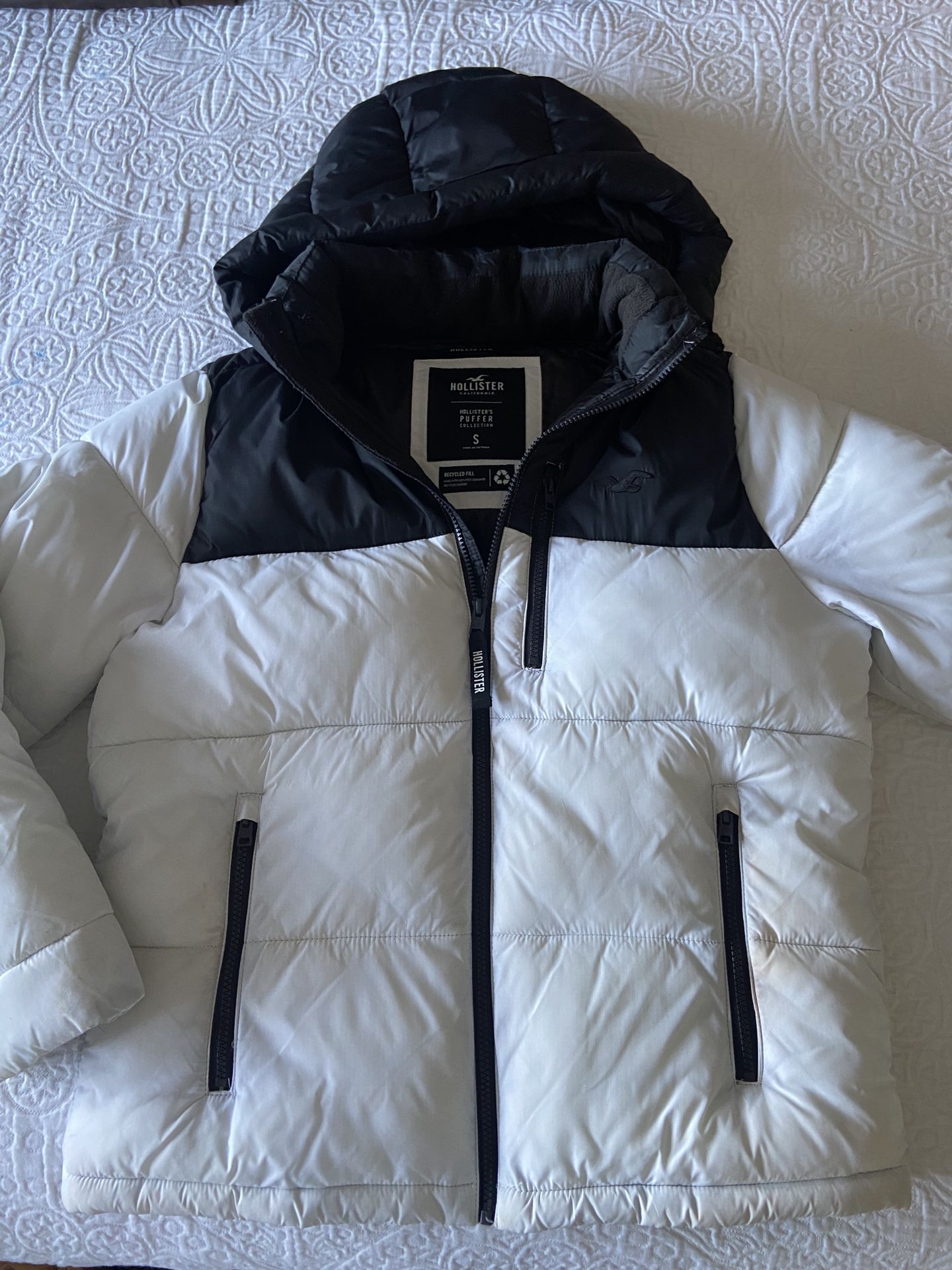 Hollister Puffer Jacket for Sale in Chula Vista, CA - OfferUp