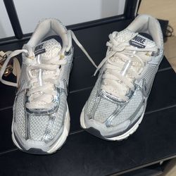 Woman Nike vomeros 5 size 7.5