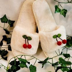 Women's 6.5 Plush High Quality Slippers .🍒 