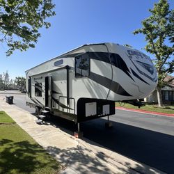 2019 Genesis Supreme Toyhauler 28CRT