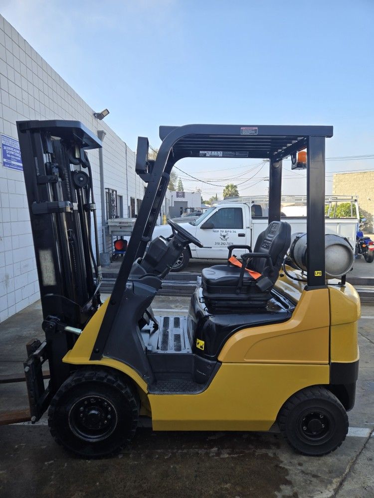 2016 Caterpillar forklift