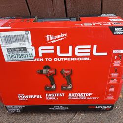 MILWAUKEE IMPACT DRIVER AND HAMMER DRILL COMBO 