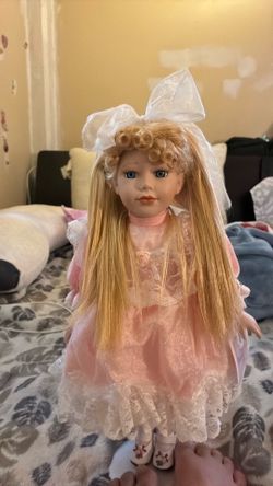 Porcelain doll dress blonde hair hair has been straightened after research used to be curly hair but someone straightened it comes with the original t