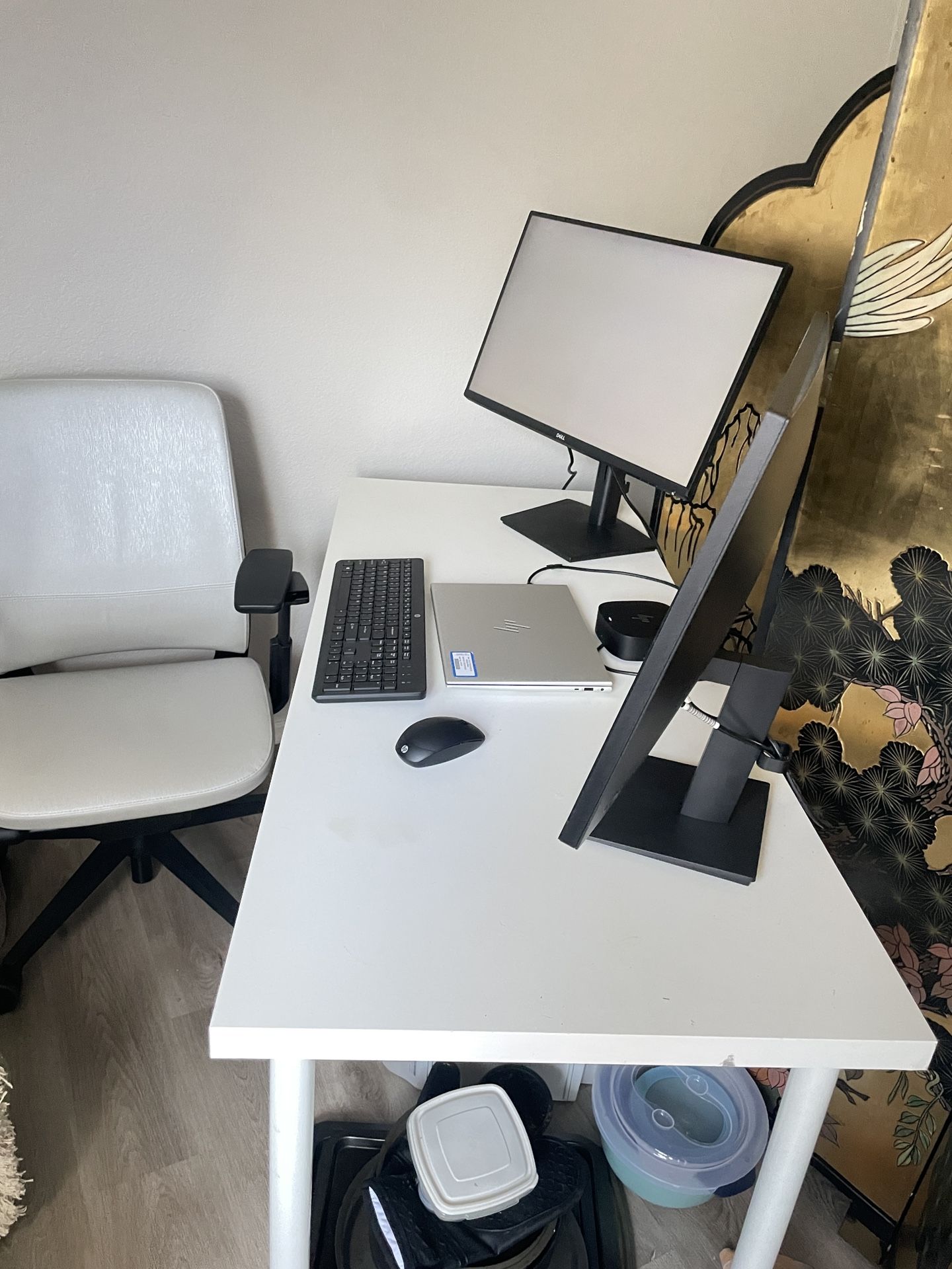 White IKEA LAGKAPTEN desk