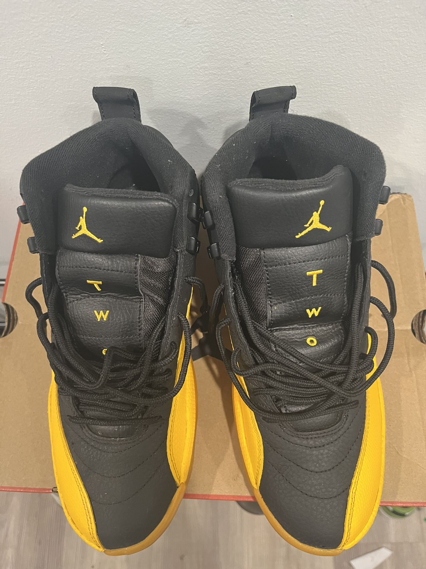 Air Jordan 12s Men’s BLK/gold 8.5