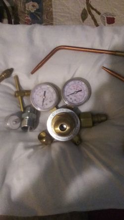 Compressed gas regulator