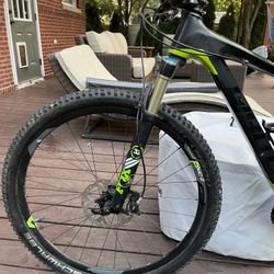 GIANT hardtail mtb. medium. advanced composite technology. 