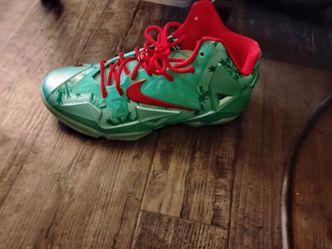 Nike LeBron 11 Christmas Edition Sneaker