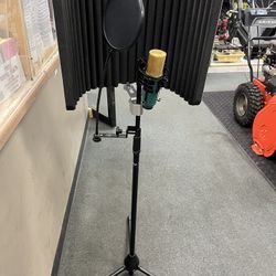 MXL Microphone With Stand (843818-1)