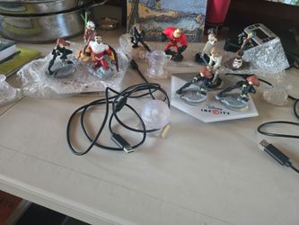 DISNEY INFINITY COLLECTION OF FIGURINES