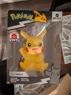 Select Pokemon Pikachu Vinyl Figure