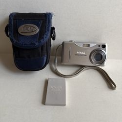 Nikon Coolpix E3700 Digital Camera Silver & Bag  No Charger WORKS!