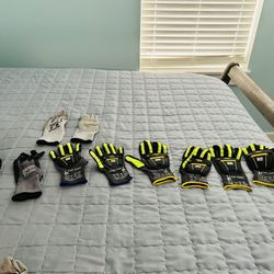 GLOVES 3 Pairs Médium And 2 Pairs Small  $30