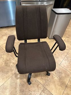 Rolling and turning desk chair