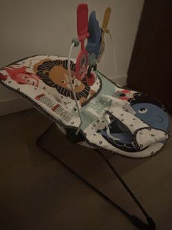 Vibrant wild animal infant bouncer in excellent condition