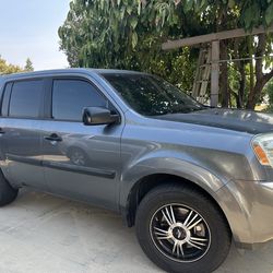 2011 Honda Pilot (gray)