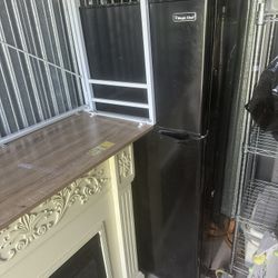 Mid Size Blk Refrigerator 