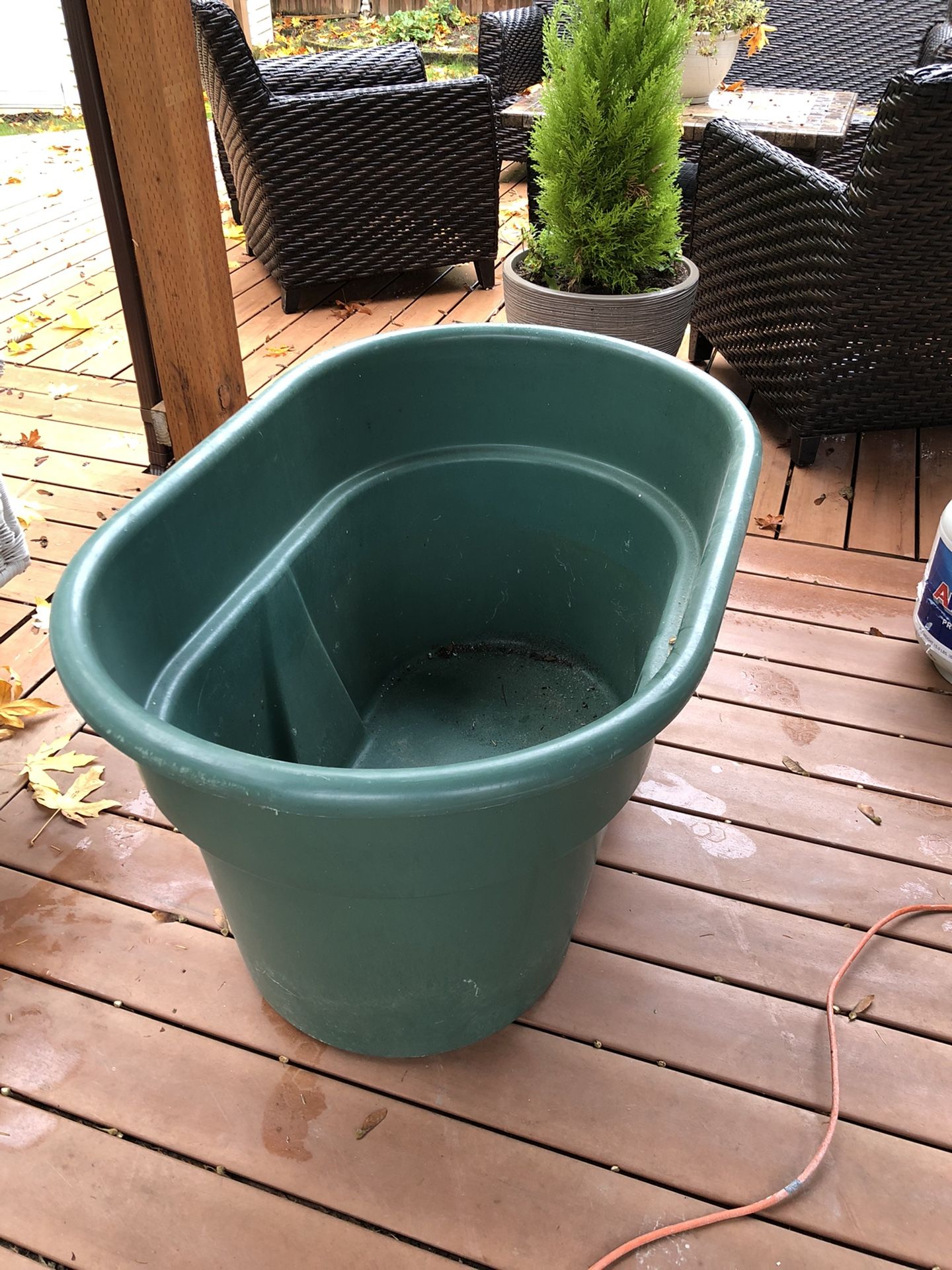 rubbermaid Giant Plastic Tub With Drain. 