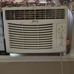 Window AC Unit (Works Great In 2 Our Bedroom Apartment)