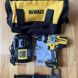 Dewalt 20V DCD999 Flexvolt 3-speed Brushless hammer drill with Fast charger and tool bag (New)