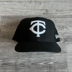 New Era Minnesota Twins Black White Fitted Hat/Cap Size 7 3/8