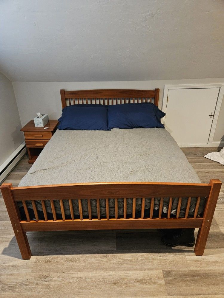 Bed, Memory Foam Mattress & Bedding-Full Size